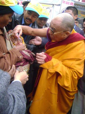 An infant receives polio vaccine from the Dalai Lama UNICEF/India