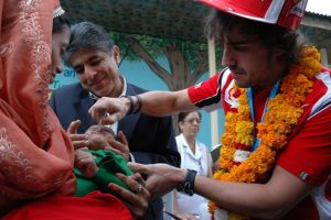 F1 Champion and UNICEF Goodwill Ambassador Fernando Alonso vaccinates children against polio in a Delhi hospital UNICEF/R. Curtis