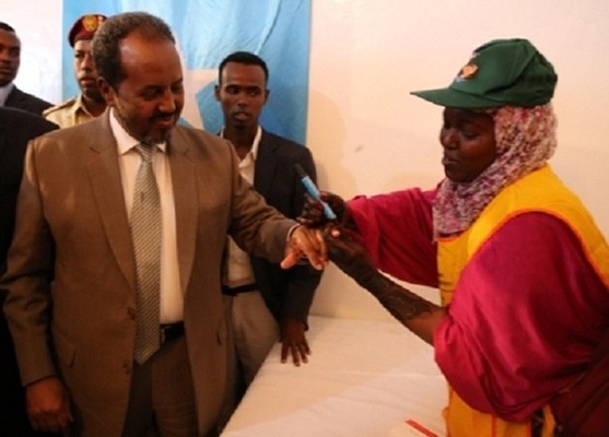 A health worker marks the finger of the President of Somalia to indicate that he has been vaccinated against polio.