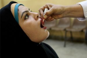 A Hajjah – female Islamic pilgrim – receives the polio vaccine at a Hajj Camp, as she begins the holy pilgrimage to Mecca. ©UNICEF Pakistan/Zaidi