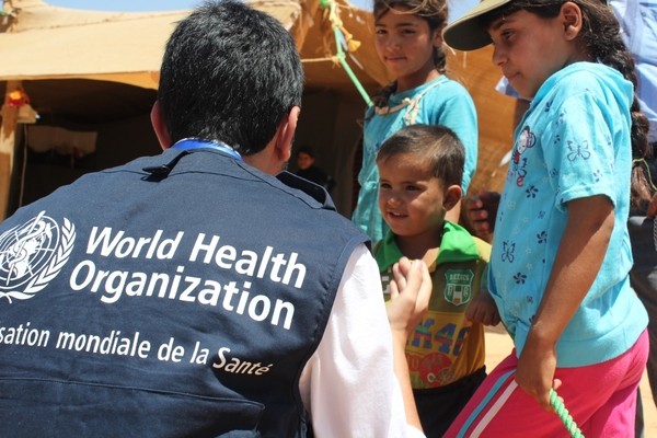 Abdelkarim Ismaili from WHO speaks to Syrian children in Jordan about polio vaccination, helping them to understand the importance of being vaccinated. 