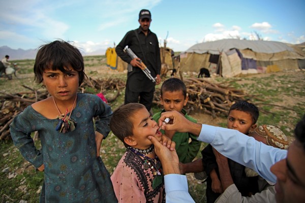 During a door-to-door national polio campaign in the Aghbarg neighbourhood of Quetta, Pakistan, a polio team vaccinate the children of a hard-to-access nomad community. 