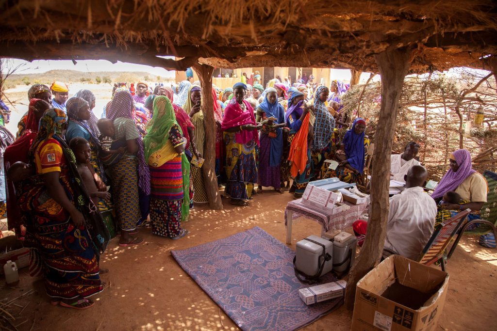 Women in Toutou village, Niger wait to have their children vaccinated against the polio virus as part of outbreak response activities. © UNICEF/UN026556/Parry