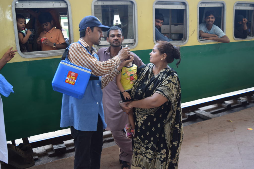 Polio worker Imran Khan vaccinates a child at Karachi Cantonment Railway Station ©WHO/J. Muhammad