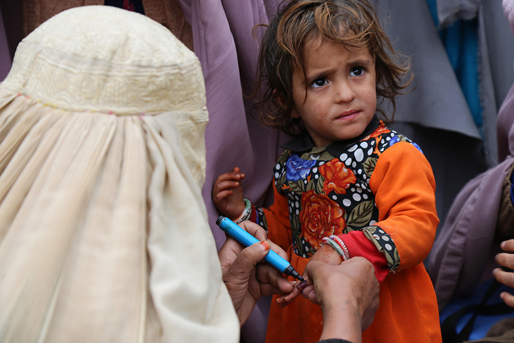 Zarifa, 4, gets her finger marked after receiving oral polio vaccination. Kandahar City, 19 December 2017. ©WHO EMRO / Tuuli Hongisto