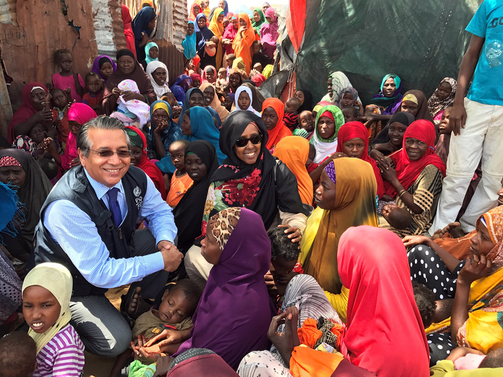 Crowds gather as Minister of Health Dr Fawziya Abikar Nor, and Dr Ghulam Popal, WHO Representative for Somalia attend a polio vaccination campaign following the declaration. ©WHO / A. Wolasmal