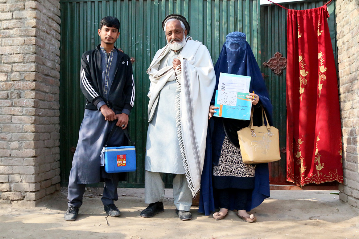 Malik with his daughter and son on a polio campaign in Zangoee village, Nangarhar province, Afghanistan. © UNICEF Afghanistan / Barekzai
