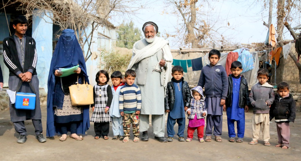 At the beginning of each campaign, Malik vaccinates one of his children to prove that the vaccine is safe and halal. © UNICEF Afghanistan / Barekzai