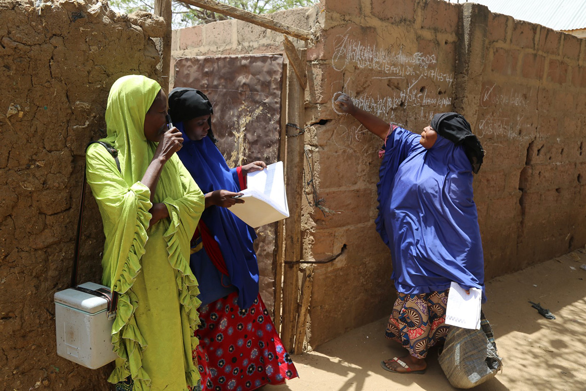 Women have just visited a house to vaccinate children against polio in Sokoto State, Nigeria. © WHO / J. Swan