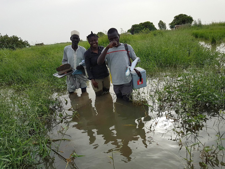Dr Adele Daleke Lisi Aluma and her colleagues wade through Lake Chad to vaccinate the hardest-to-reach children. © WHO Chad