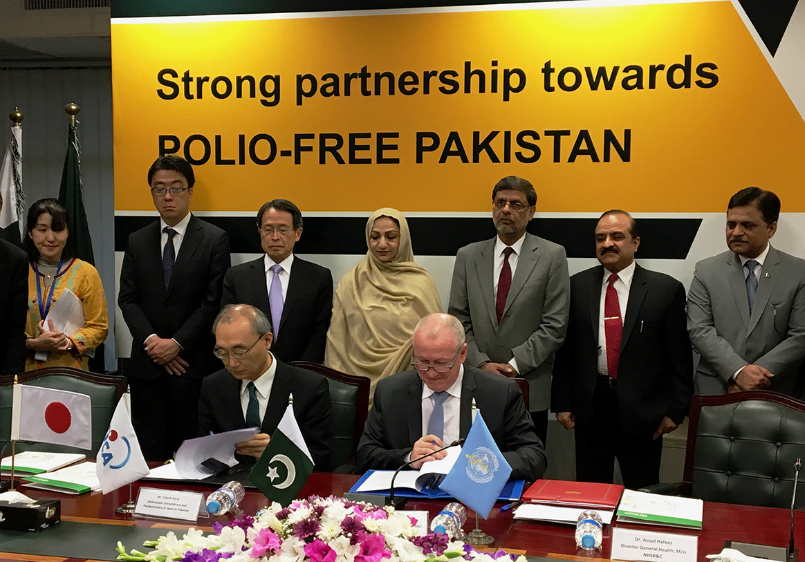 Mr Yasuhiro Tojo, Chief Representative, JICA Pakistan Office and Chris Maher, Polio Eradication and Emergency Support Manager, WHO, sign the grant agreement. ©WHO/Pakistan