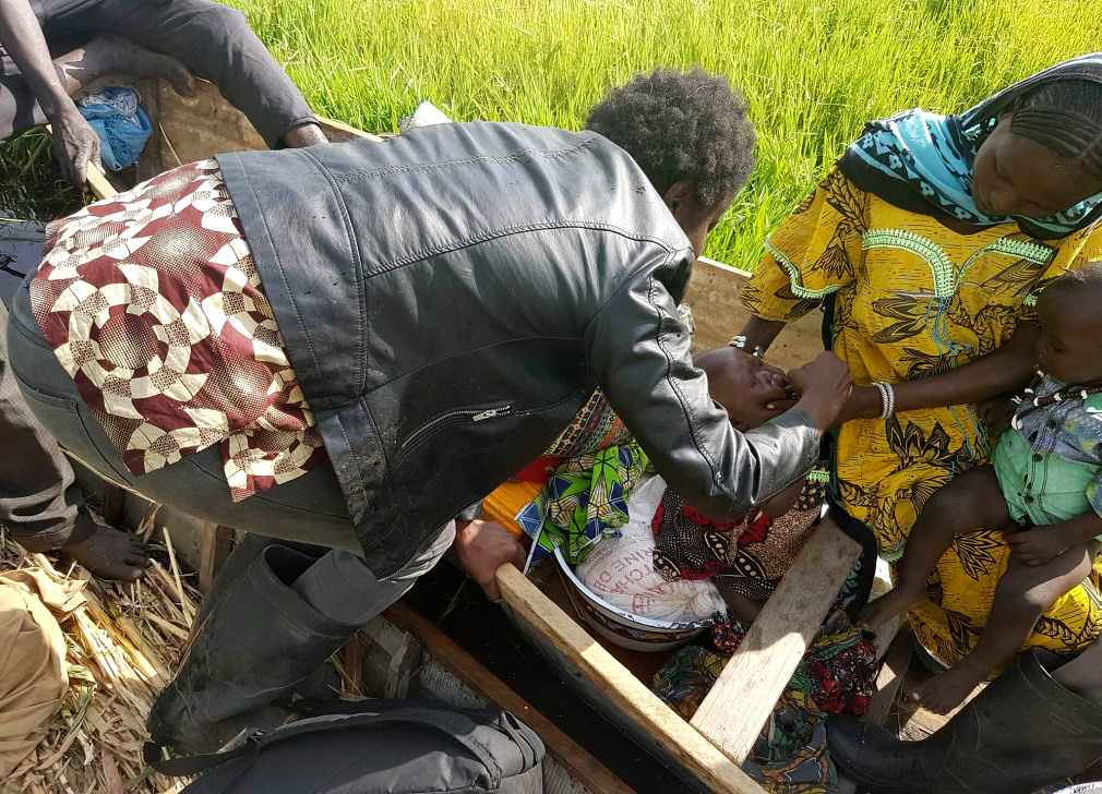 La Dre Adele vaccine des enfants dans son canoë, après avoir voyagé pendant des heures pour se rendre dans les îles les plus isolées du lac. © OMS / Tchad