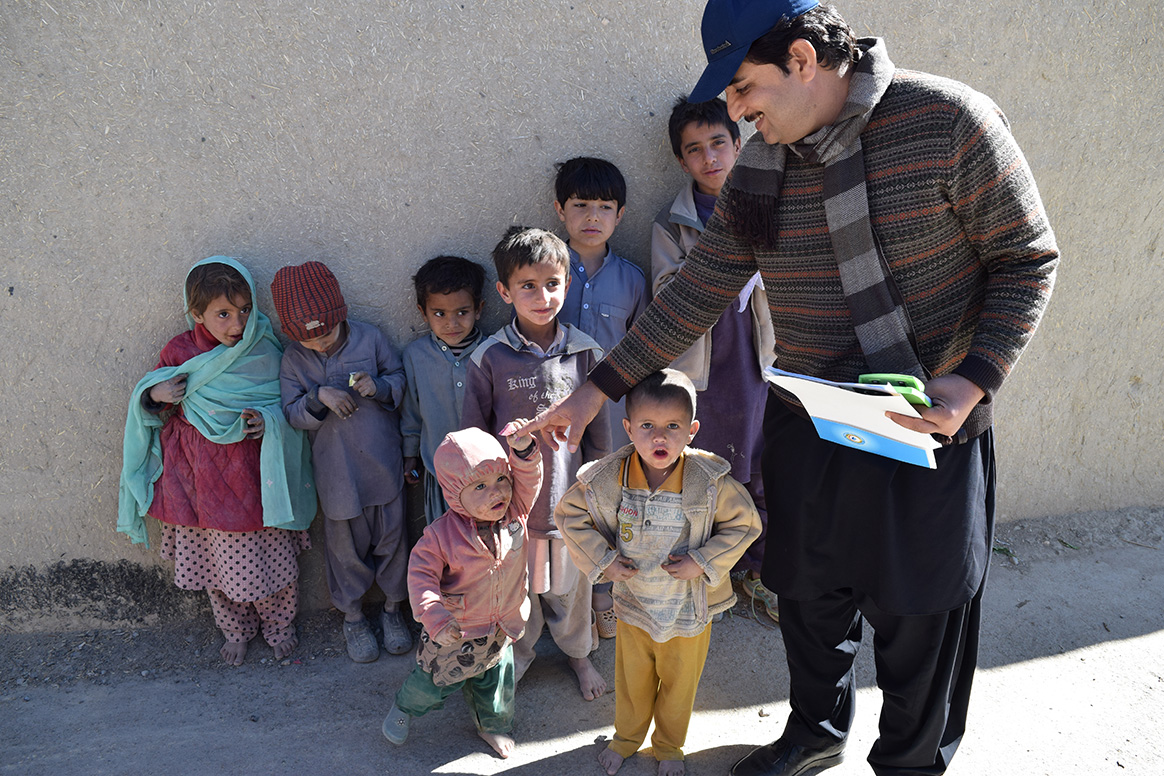 Dr Taj Muhammad interacts with children during a polio immunization campaign in Sadar Union Council, Killa Saifullah district, Balochistan, Pakistan. © S. Mughal/WHO Pakistan