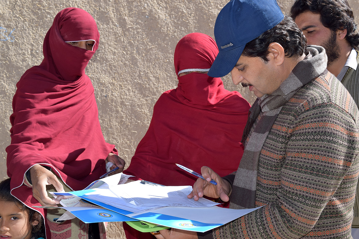 Dr Taj monitoring the work of a vaccination team during a polio immunization campaign in his district. © S. Mughal/WHO Pakistan