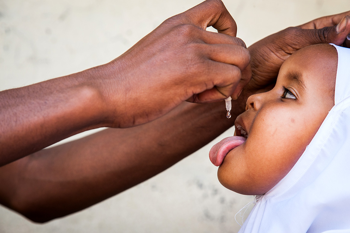 A girl receives two drops of the oral polio vaccine during an immunization campaign in Somalia. © UNICEF