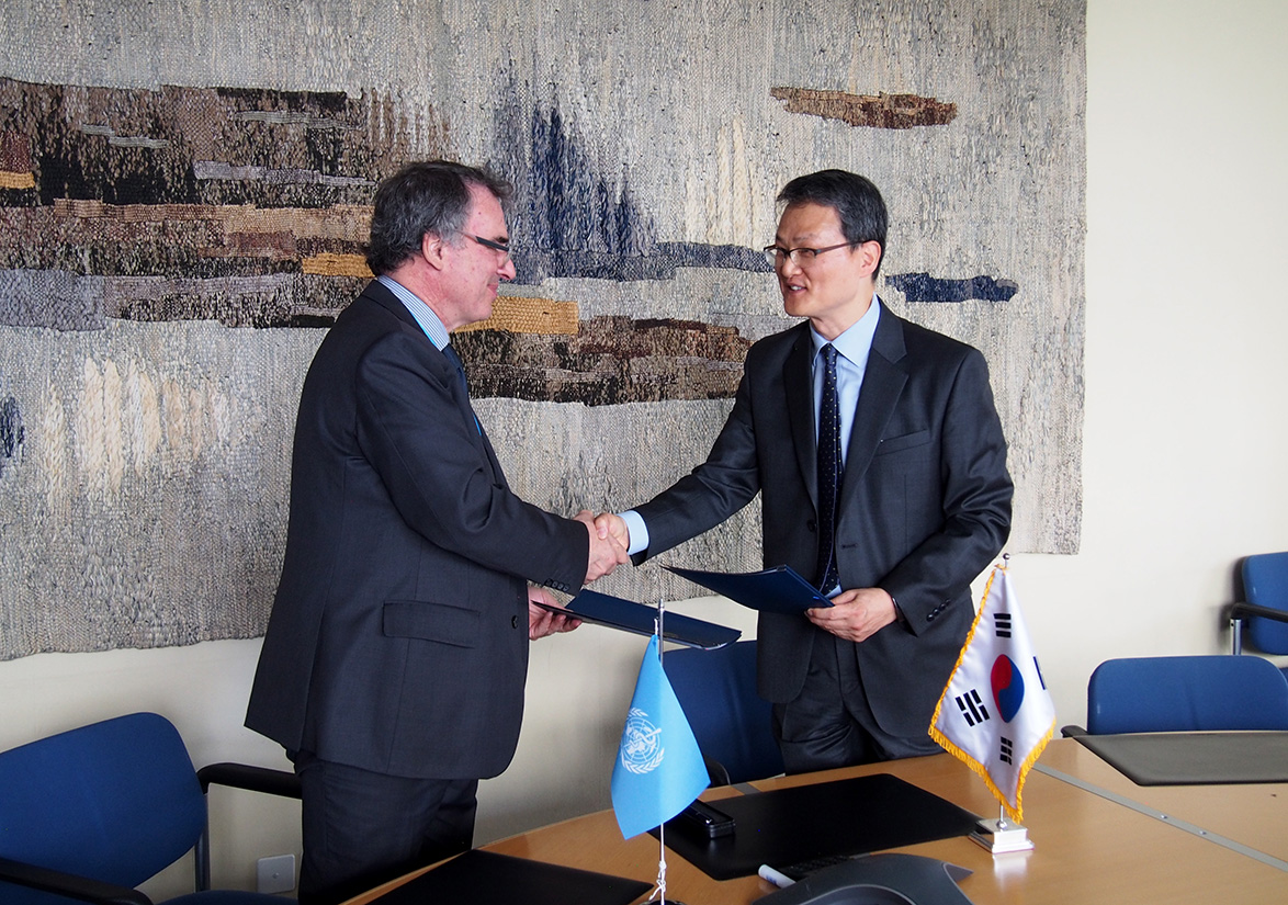 Dr Ranieri Guerra, Assistant Director-General for Strategic Initiatives at WHO, thanks Mr Lee Jang-Keun, Deputy Permanent Representative of the Republic of Korea, for his country’s generous contribution at a grant signing ceremony in Geneva. © WHO/S. Ramo