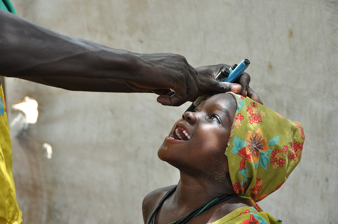 A child living in Dar es Salam is vaccinated against the polio virus. © WHO/D. Levison