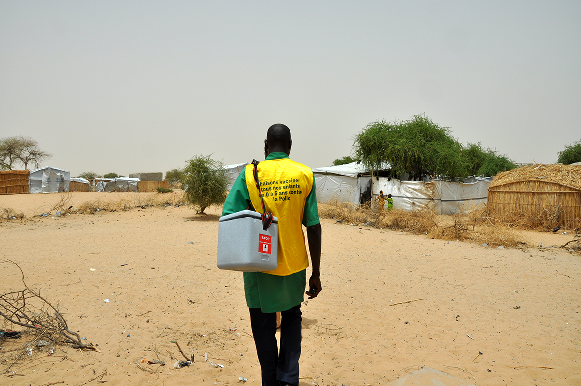 A health worker sets out to conduct house-to-house polio vaccination activities in Dar es Salam. © WHO/D. Levison