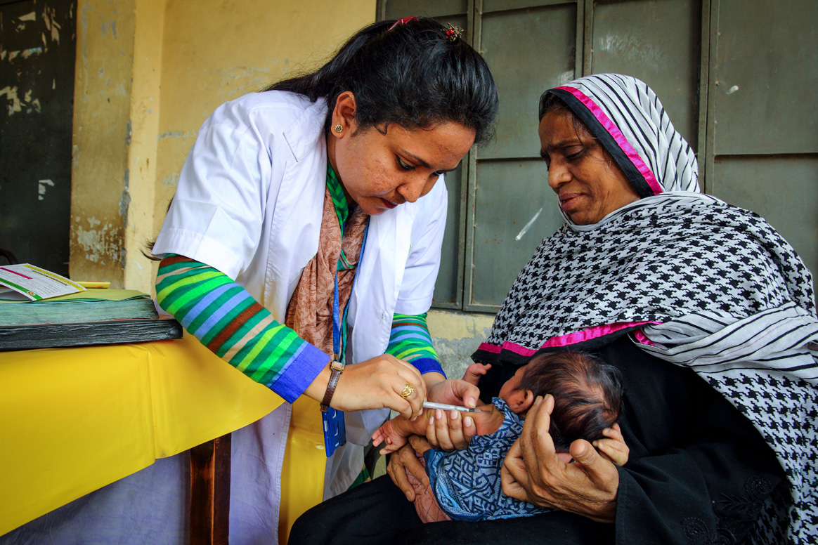 A child receives an IPV (inactivated poliovirus vaccine) vaccination during routine immunization activities in Bangladesh. © Gavi