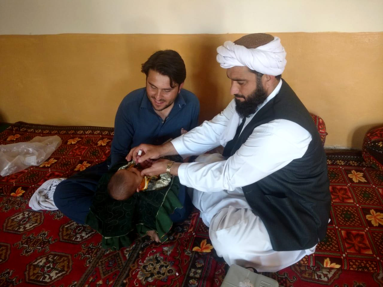 Member of Provincial Scholars Task Force Molvi Hameedullah Hameedi vaccinating a child whose parents used to refuse vaccination. Killa Abdullah, Balochistan, July 2018. © D. Khan