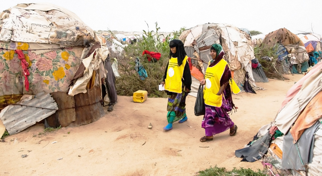 Vaccinators at work in a camp for internally displaced people (IDPs). © UNICEF/Somalia