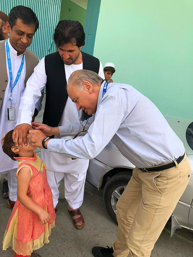 Jean-Marc Olivé vaccinating a child in Kandahar, Afghanistan. © WHO/Afghanistan