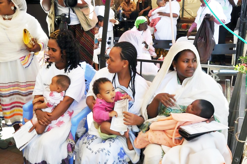 Mothers waiting to have their children vaccinated. © WHO AFRO