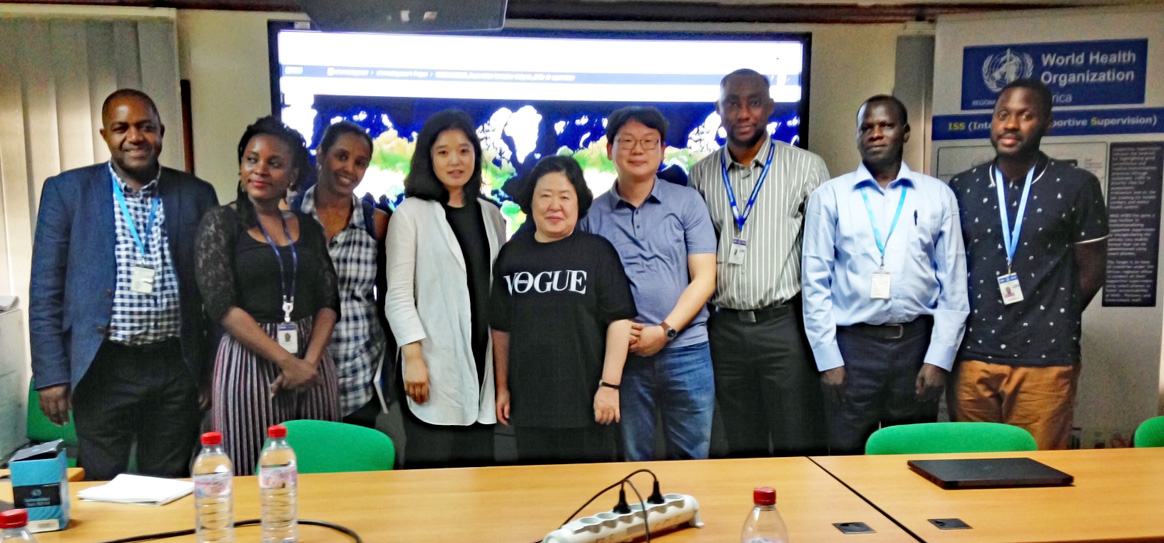 The WHO AFRO Polio Team giving first-hand demonstration of ‘real-time’ surveillance system to delegates from KOICA. © WHO/AFRO