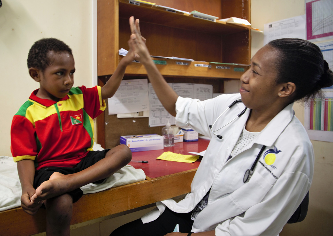 Dr Winne Sadua with her star patient, Gafo, at Angau Memorial General Hospital in Morobe province. ©WHO/PNG