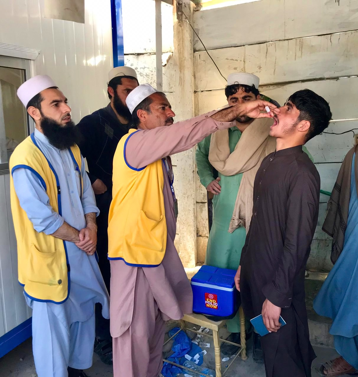 All ages and all genders: polio vaccines are for all travellers crossing the Pakistan-Afghanistan border. ©WHO/Pakistan 