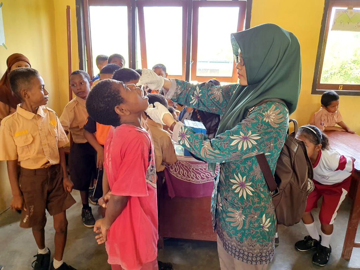 Make or break—Mirnawati, an immunization officer, in West Papua, is vaccinating school children as part of the national vaccination campaign in Indonesia after a recent polio outbreak was confirmed. ©WHO /Z.Khan