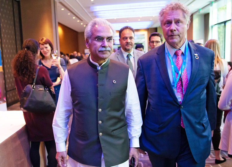 Dr Zafar Mirza, Pakistan’s Minister of State,Ministry of National Health Services, Regulations, and Coordination, seen with Seth Berkley, CEO of Gavi, the Vaccine Alliance, at the GPEI informal event during the 72nd World Health Assembly. ©WHO