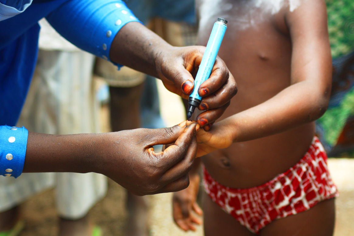 Marking the finger with indelible ink, an-all important part of the polio immunization activity. ©WHO/Nigeria