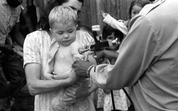 A child is vaccinated against smallpox, Brazil, 1970. ©WHO