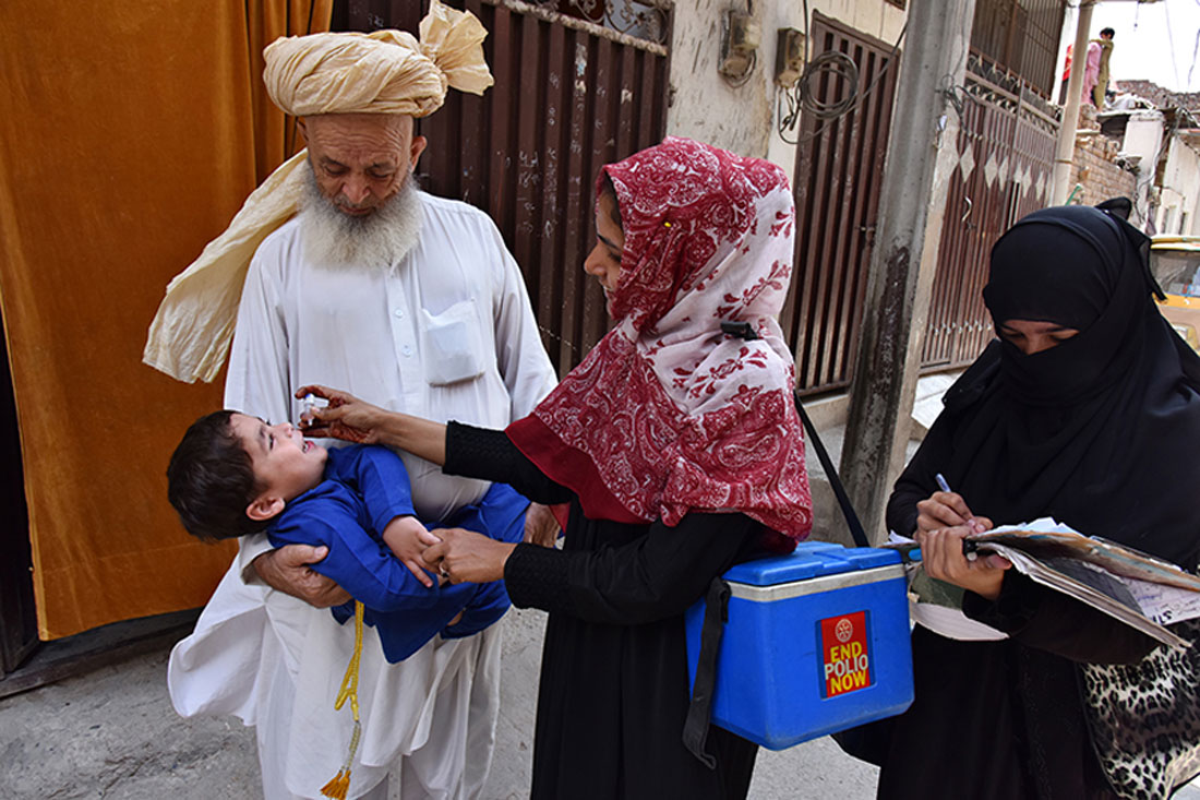 Community-based vaccinator administers polio drops to a child in Lahore, Punjab ©NEOC/Pakistan 