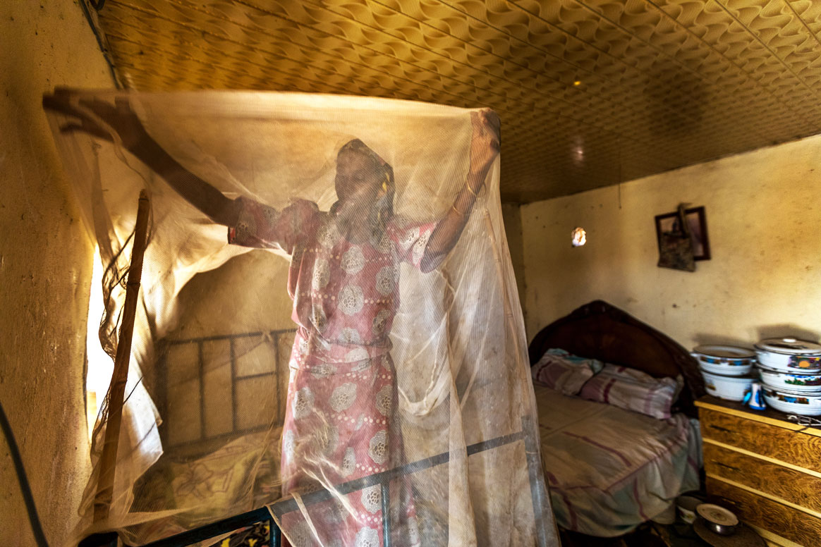 Hurera Idris is installing insecticide-treated bed nets in her home. ©Rotary International