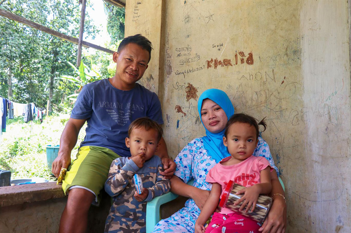 Haimer and Salma together with two out of seven children, Abdul Raffy, 5, and Junaisa, 3. ©WHO/F. Tanggol