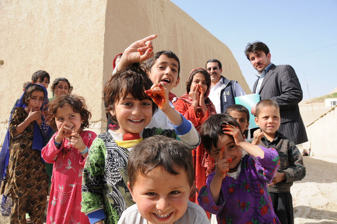 Children showing off their marked fingers after vaccination. ©WHO/Sigrun Roesel