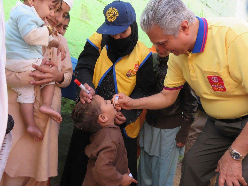 Aziz Memon vaccinates a child during a vaccination campaign in Pakistan. ©Rotary International