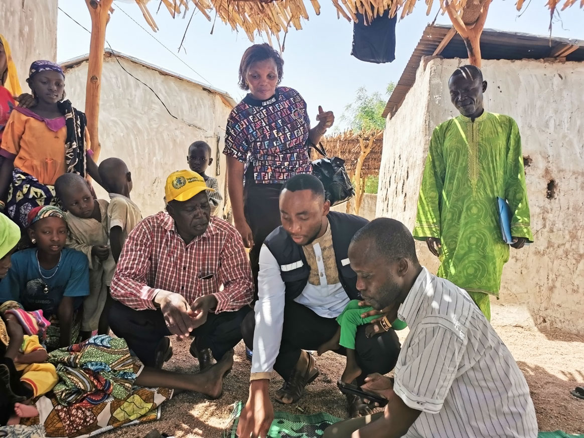 A WHO team trains community volunteers and health workers on the user of AVADAR in Gurai, South Sudan. ©WHO/AFRO 