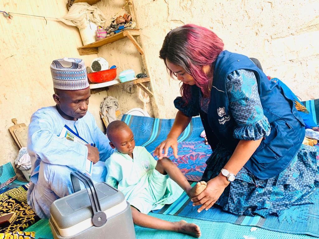 WHO medical officer Dr Aisha Alhassan conducts an acute flaccid paralysis examination in Jere Local Government Area, Borno State. ©WHO/Nigeria