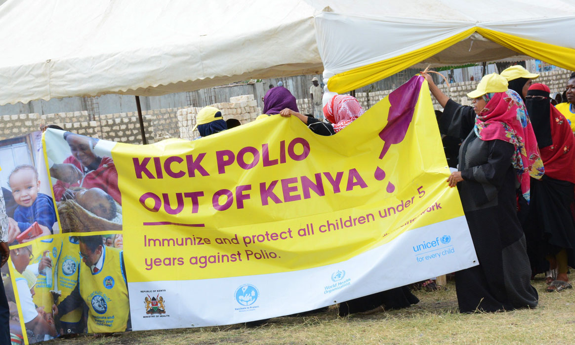 Polio workers hold up a banner during a 5-day campaign to vaccinate 2.6 million children in Kenya. ©WHO/Kenya