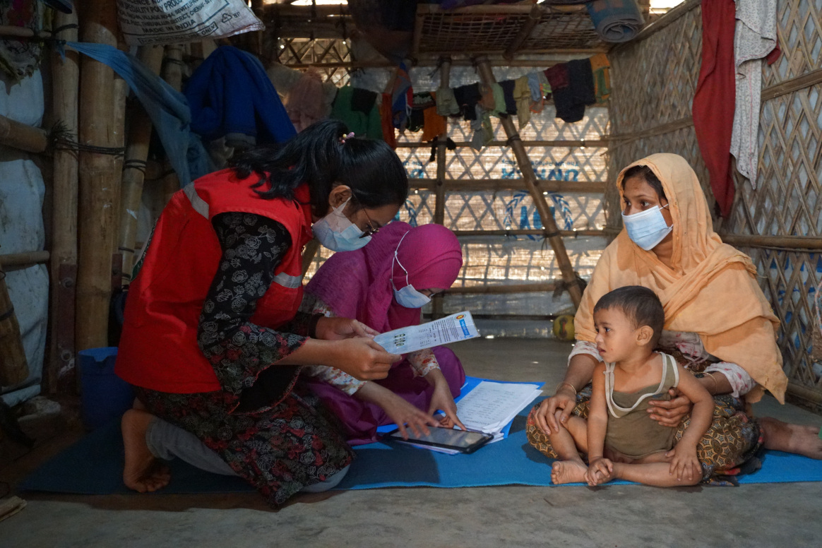 WHO staff completing a seroprevalence survey, which estimates the percentage of people in a population who have antibodies against COVID-19, in Cox’s Bazar, Bangladesh, December 2020. © WHO/Bangladesh