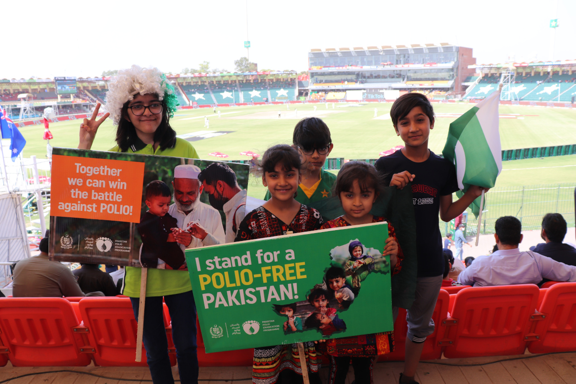 Faizan (12), Rafey (7), Fatima (6) and Mahnoor (6), who have come to watch the match with their parents, join the polio workers in the stadium in promoting awareness about polio and the importance of vaccination. © NEOCPakistan/2022