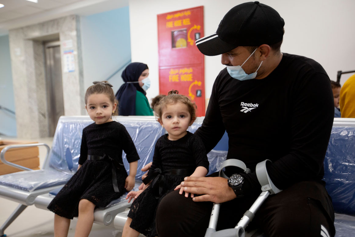 Nidal Kandeel, father of Janette (three) and Jolan (21 months), arrived at Biddo UNRWA health facility on crutches after being injured at the workplace a year ago. © WHO/occupied Palestinian territory