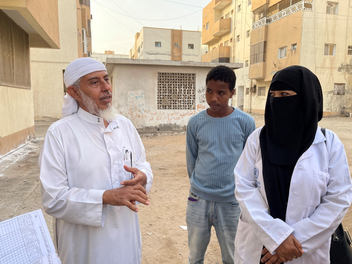 Dr. Nabeel accompanying a polio vaccination team from one house to the next to speak with parents and caregivers. © UNICEF Yemen
