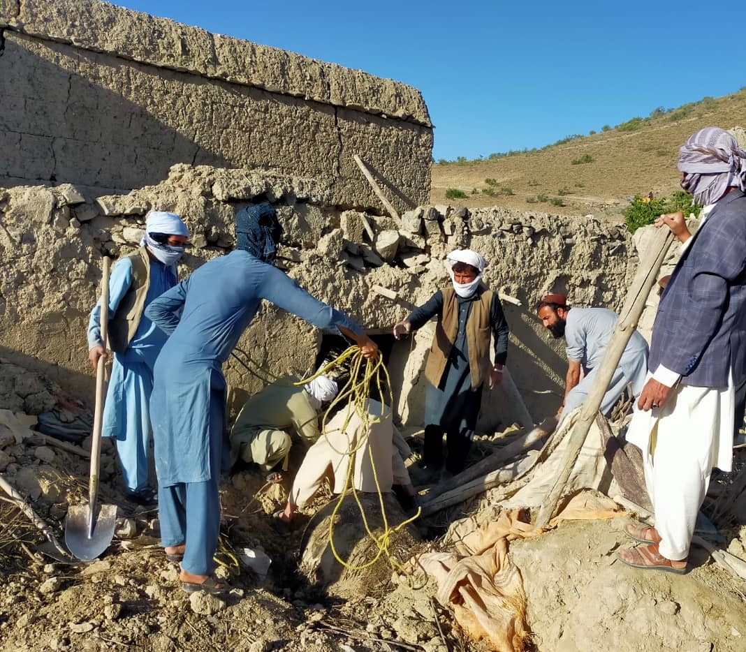 Helping clear rubble following the devastating earthquake © WHO