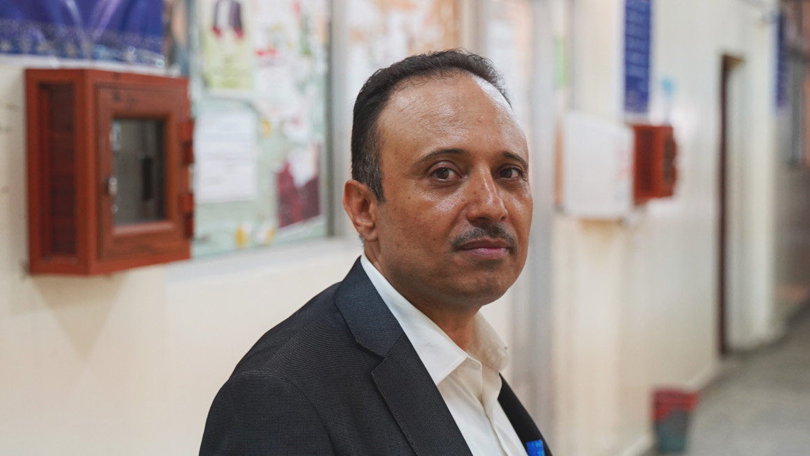 Dr Mutahar Ahmed, national surveillance coordinator, at a health facility in Sanaa, Yemen. © Omar Nasr / WHO Yemen