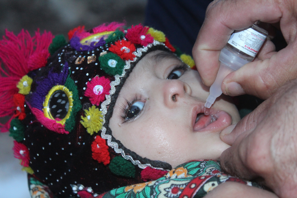 A child is vaccinated during a nationwide vaccination campaign in Jabuary 2022. Seven national and one sub national campaigns have taken place since 15 August last year. © WHO/Afghanistan