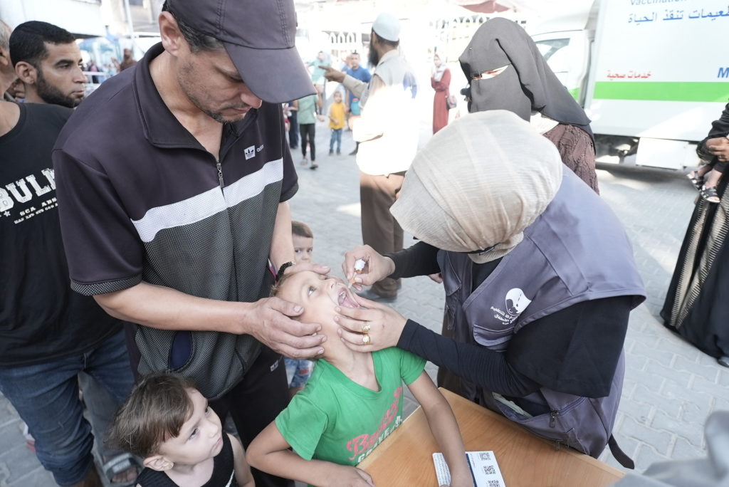 A child is vaccinated against polio in Gaza, during the outbreak response implemented thanks to the successfully-negotiated humanitarian pause. ©WHO 